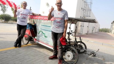 قطعا 13000 كم.. مغربيان يصلان إلى دبي على دراجة هوائية رباعية