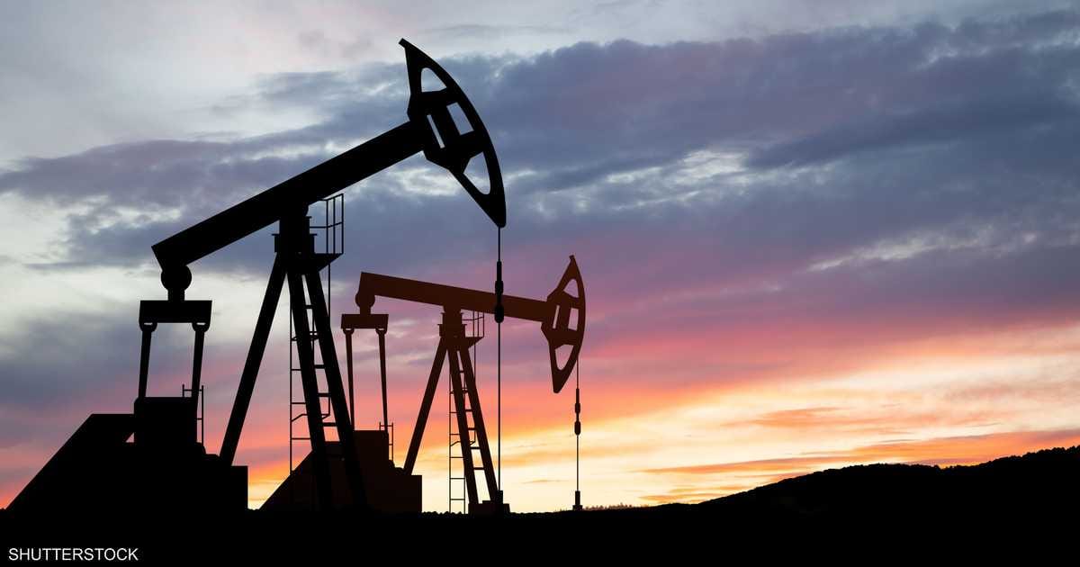 ارتفاع أسعار النفط بعد أن أدت بيانات التجزئة الأمريكية إلى موجة بيع للدولار