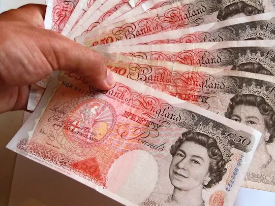 الجنيه الإسترليني يسجل انخفاضًا أمام الدولار واليورو