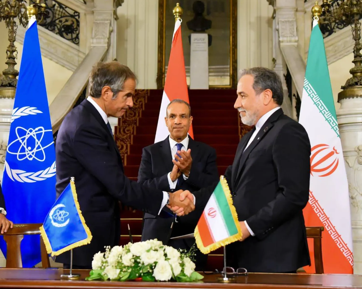 القاهرة تتحرك لاحتواء التوتر وتدعو إلى استئناف الحوار الأميركي–الإيراني