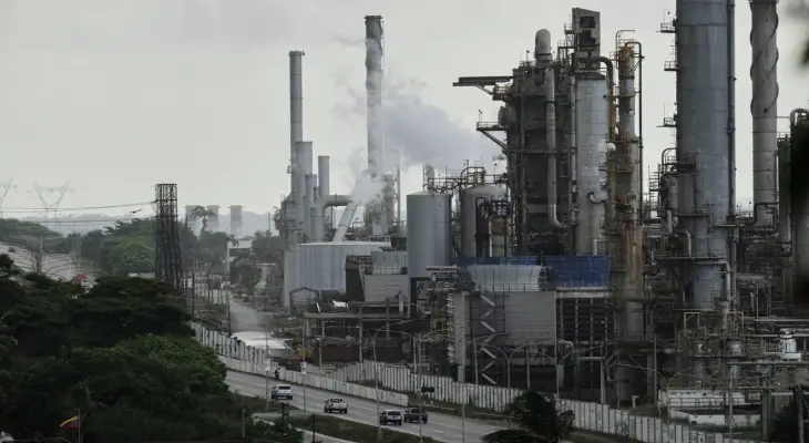 إدارة ترامب تدرس السيطرة على مبيعات النفط الفنزويلي واستخدام عائداتها لإعادة بناء الاقتصاد