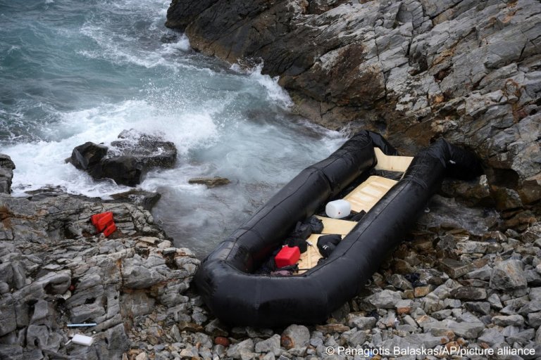 مصرع 14 مهاجرًا في اصطدام بين زورق لخفر السواحل اليوناني وقارب قبالة جزيرة خيوس