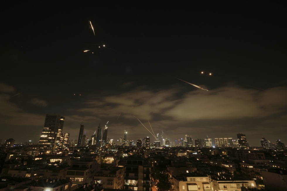 إيران تطلق أول رشقة صاروخية نحو إسرائيل بعد انتخاب مجتبى خامنئي