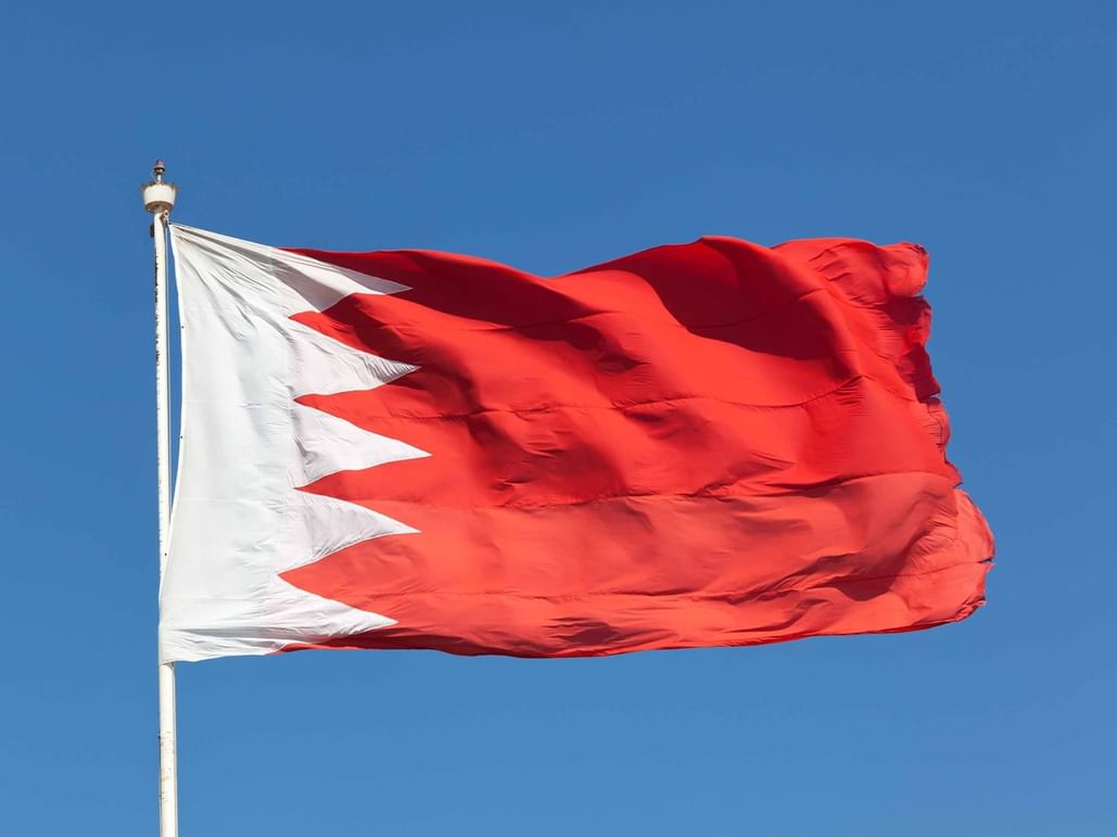 الدفاعات الجوية البحرينية تتصدى لهجوم صاروخي ومسيّر واسع وتؤكد جاهزية الرد