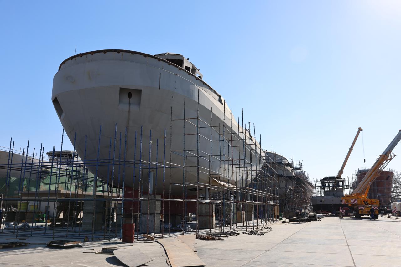 أسامة ربيع يتابع تصنيع القاطرات البحرية وسفن الصيد لدعم توطين الصناعة في مصر