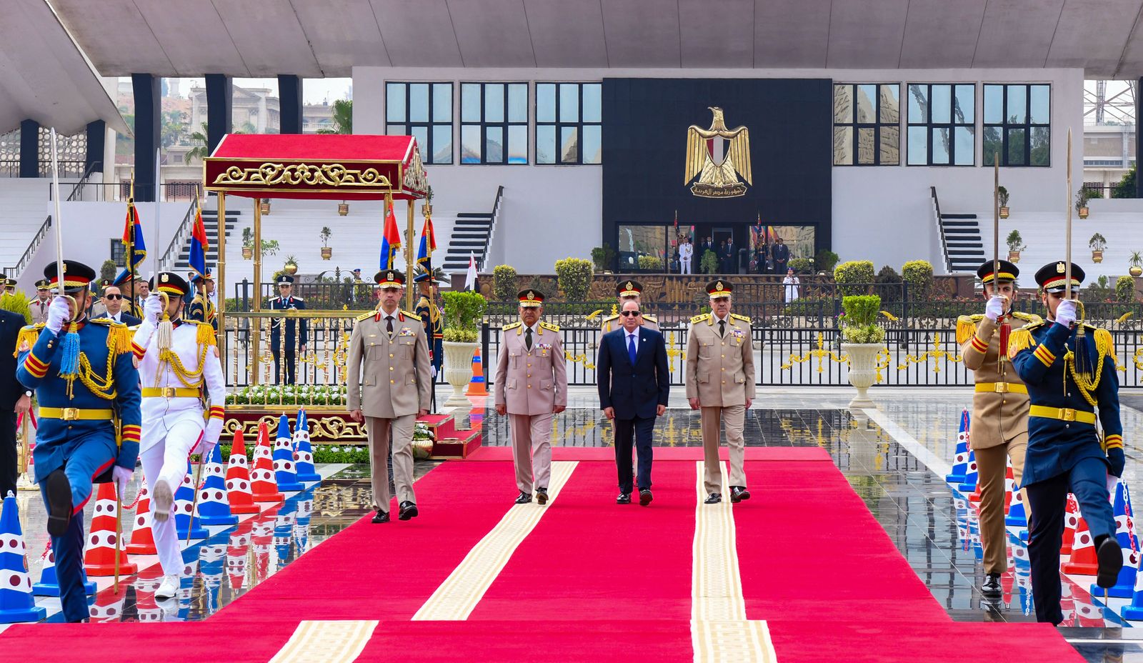 الرئيس السيسي يحيي ذكرى تحرير سيناء بوضع إكليل زهور على النصب التذكاري وقبر السادات