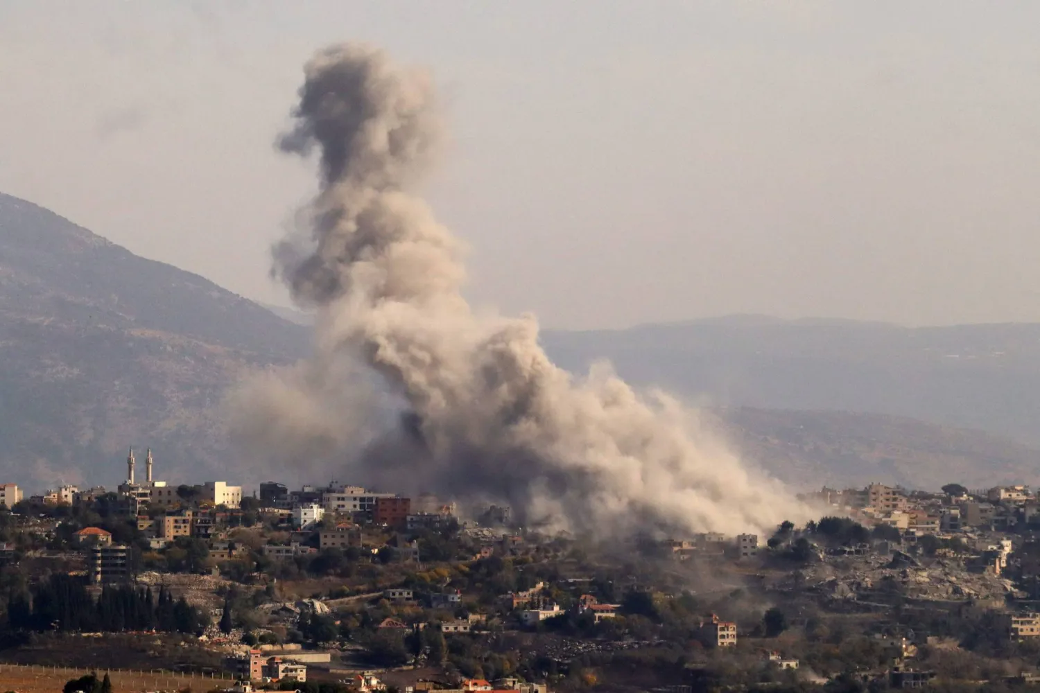 توغّل إسرائيلي في بنت جبيل واشتباكات “من مسافة صفر” مع حزب الله وسط تصعيد دموي واسع