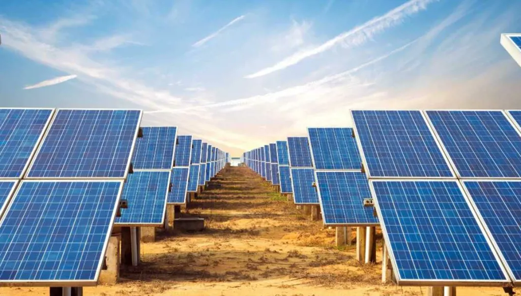 الطاقة الشمسية تقود نمو الإمدادات عالميًا لأول مرة رغم ارتفاع الانبعاثات في 2025