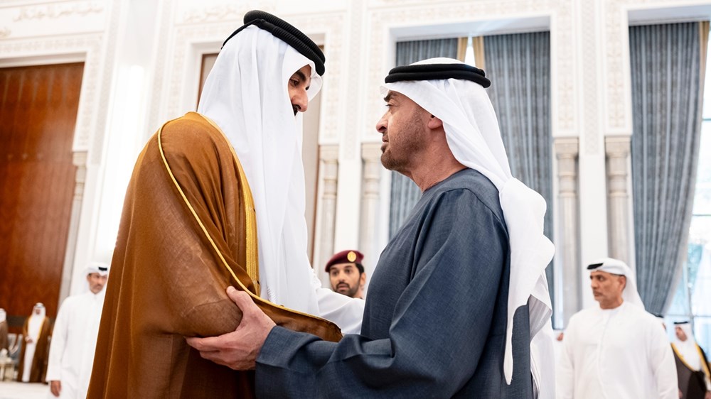 محمد بن زايد يقدم التعازي إلى أمير قطر في وفاة الشيخ حمد بن خليفة آل ثاني