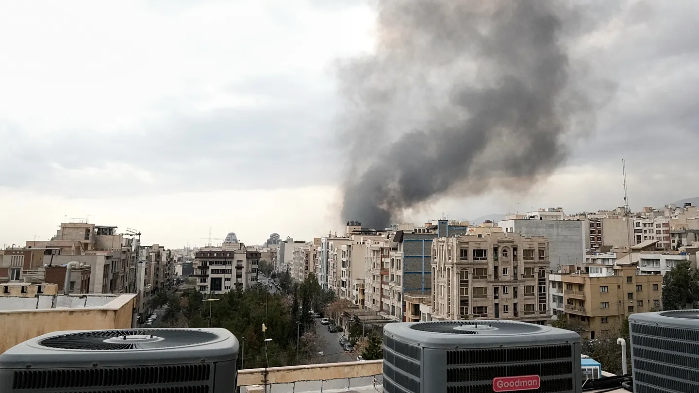 تصعيد عسكري بين واشنطن وطهران.. غارات أمريكية على إيران وطهران تعلن استهداف منشآت أمريكية في الأردن