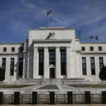 الاحتياطي الفيدرالي الأمريكي يثبت أسعار الفائدة عند 3.5% – 3.75%