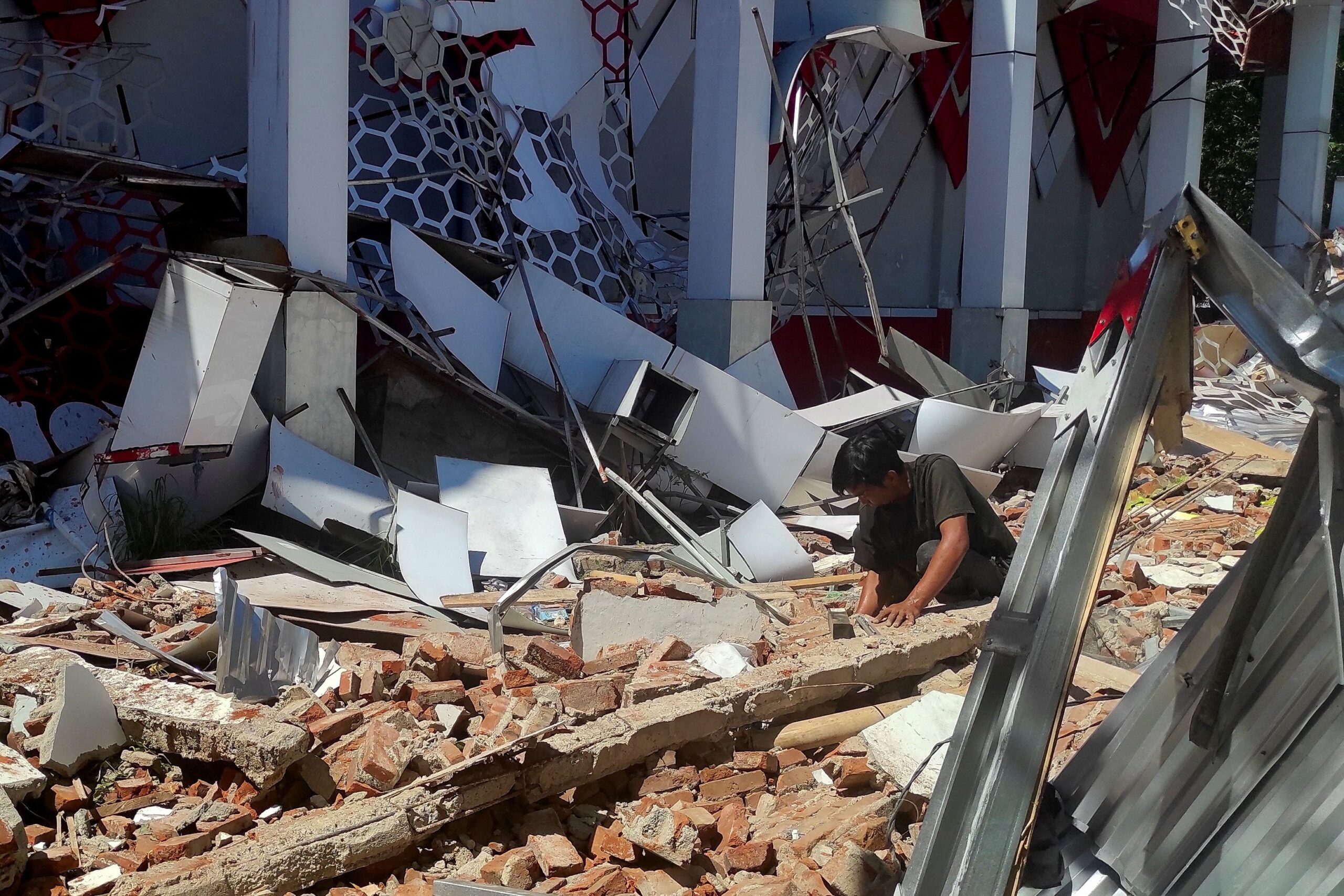 زلزال بقوة 7.7 درجة يضرب شرق إندونيسيا وتسجيل أمواج تسونامي محدودة