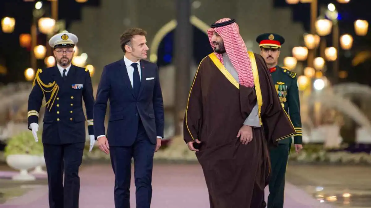 محمد بن سلمان وماكرون يبحثان تطورات المنطقة وتعزيز أمن الملاحة البحرية