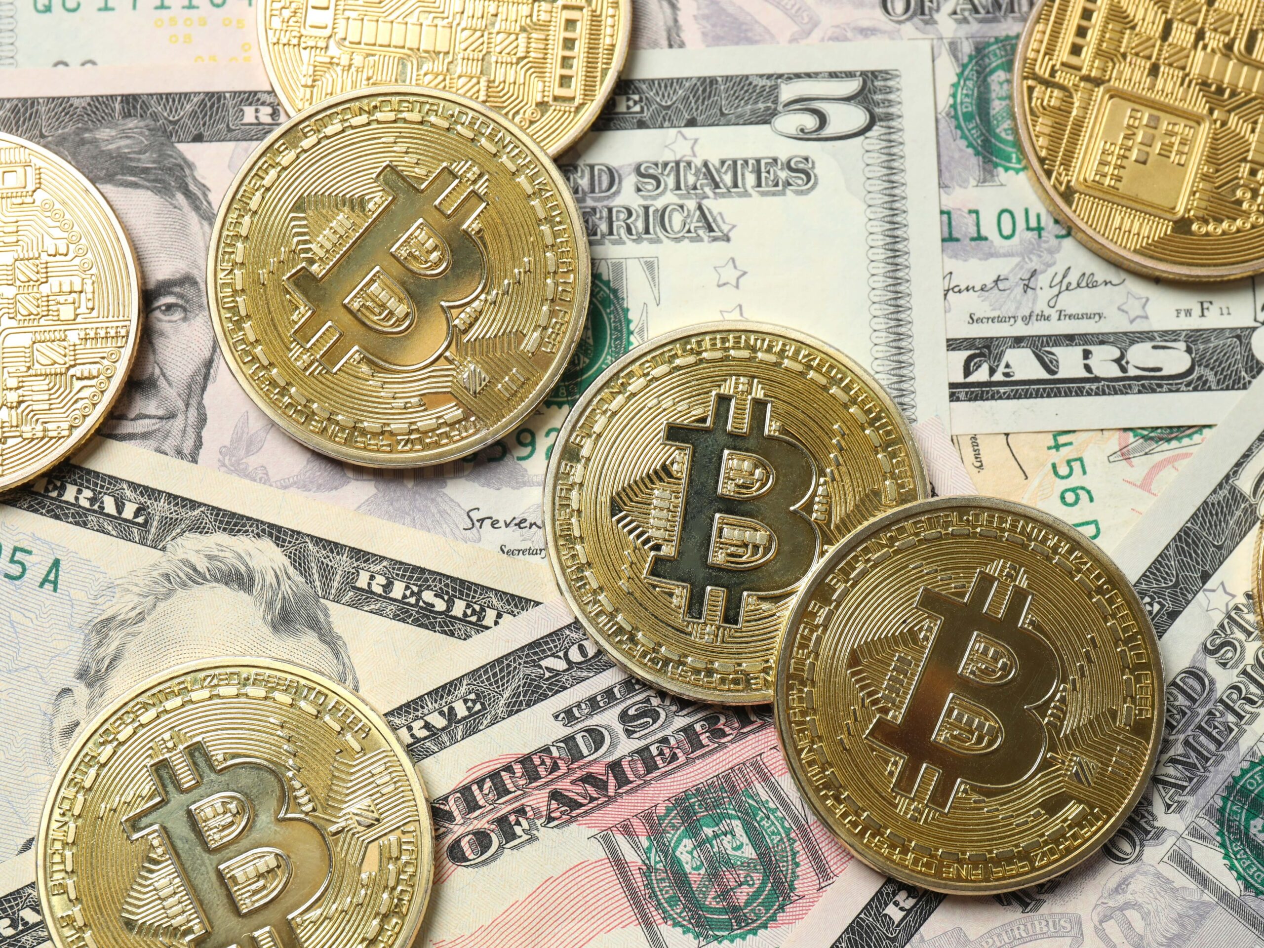 استقرار الدولار والعملات الرئيسية.. وتراجع محدود لبتكوين وإيثر
