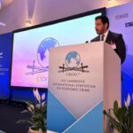حامد الزعابي يبحث تعزيز التعاون الدولي لمواجهة الجرائم المالية في ندوة كامبريدج