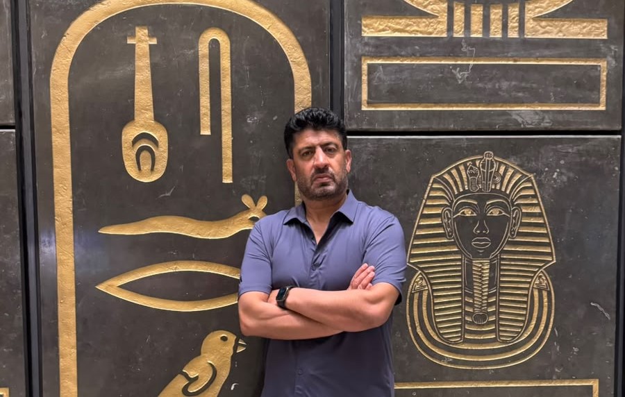 كابتن حسن إسماعيل في قلب الحضارة المصرية.. المحاضر الإماراتي يوثق زيارته للمتحف المصري الكبير