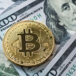 الدولار يتراجع واليورو والين يصعدان.. وبتكوين تتمسك بمستوى 80 ألف دولار