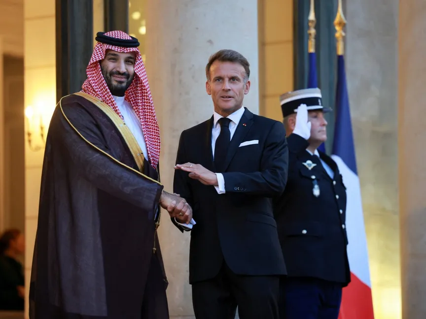 محمد بن سلمان وماكرون يبحثان تطورات المنطقة وأمن الملاحة البحرية