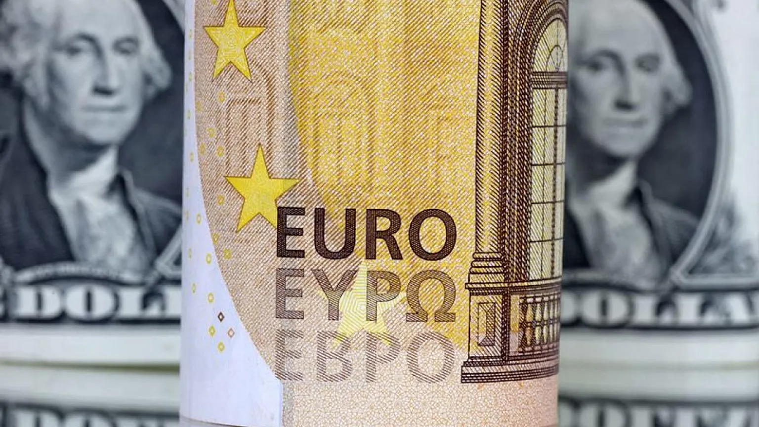 رهانات هبوط اليورو تقفز لأعلى مستوى منذ 2020.. وفرنسا تشعل قلق الأسواق الأوروبية