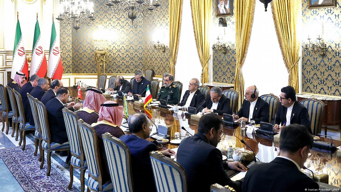 تحركات إقليمية لاحتواء التصعيد.. محادثات إيرانية مع السعودية وتركيا وباكستان والقاهرة تفوض السيسي بدعم الرياض