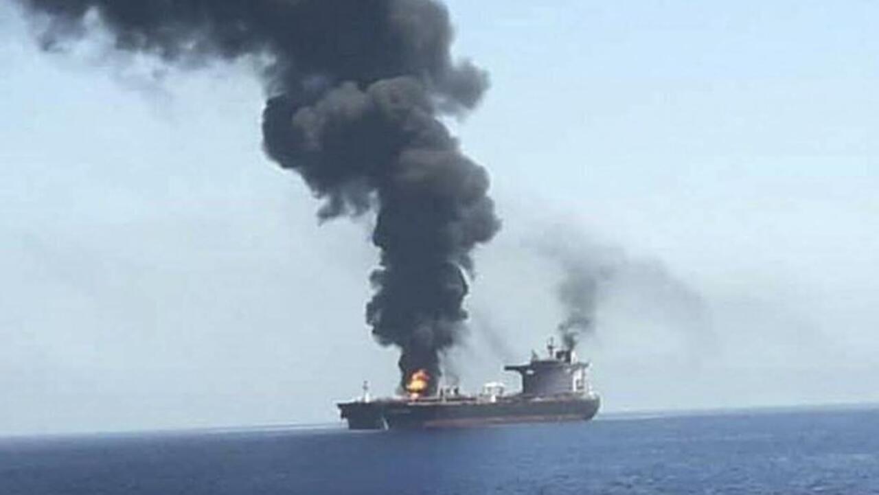 إيران: اصطدام ناقلتي نفط بألغام بحرية جنوب مضيق هرمز