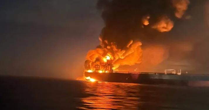 انفجار ناقلة نفط إثر اصطدامها بلغم بحري جنوب مضيق هرمز
