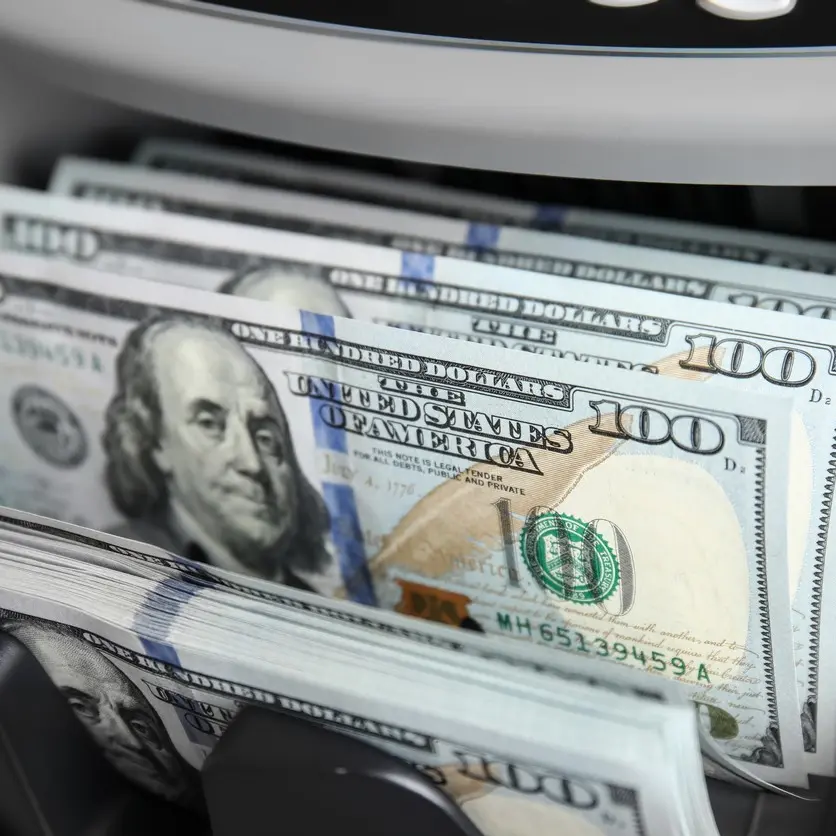 الدولار يستقر قرب أعلى مستوى في شهرين وسط صعود عوائد السندات ومخاوف التضخم