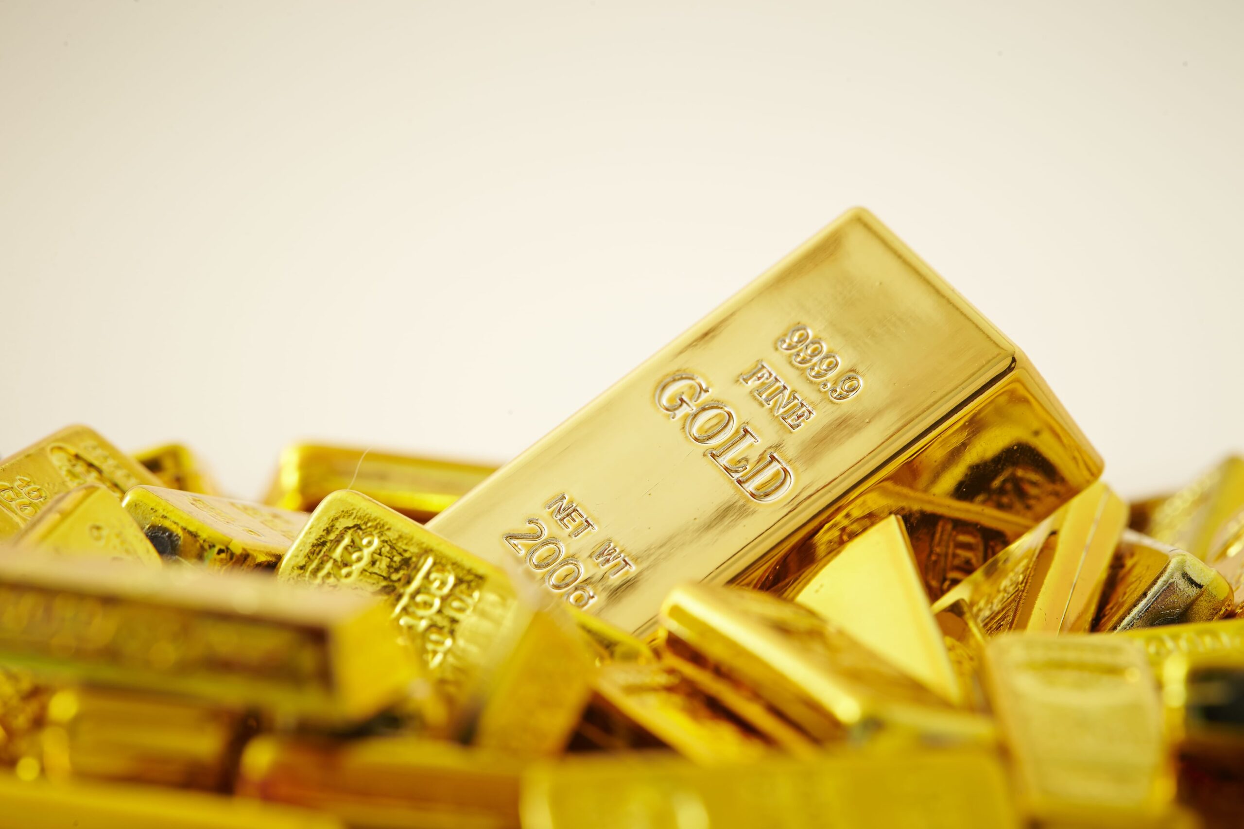 الذهب يتراجع آسيوياً إلى 4115 دولاراً للأوقية وسط ضغوط بيعية
