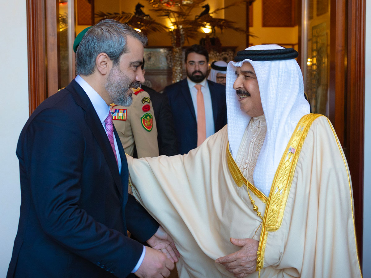 البحرين وسوريا تبحثان تداعيات الاعتداءات الإيرانية واضطراب الملاحة في هرمز وباب المندب